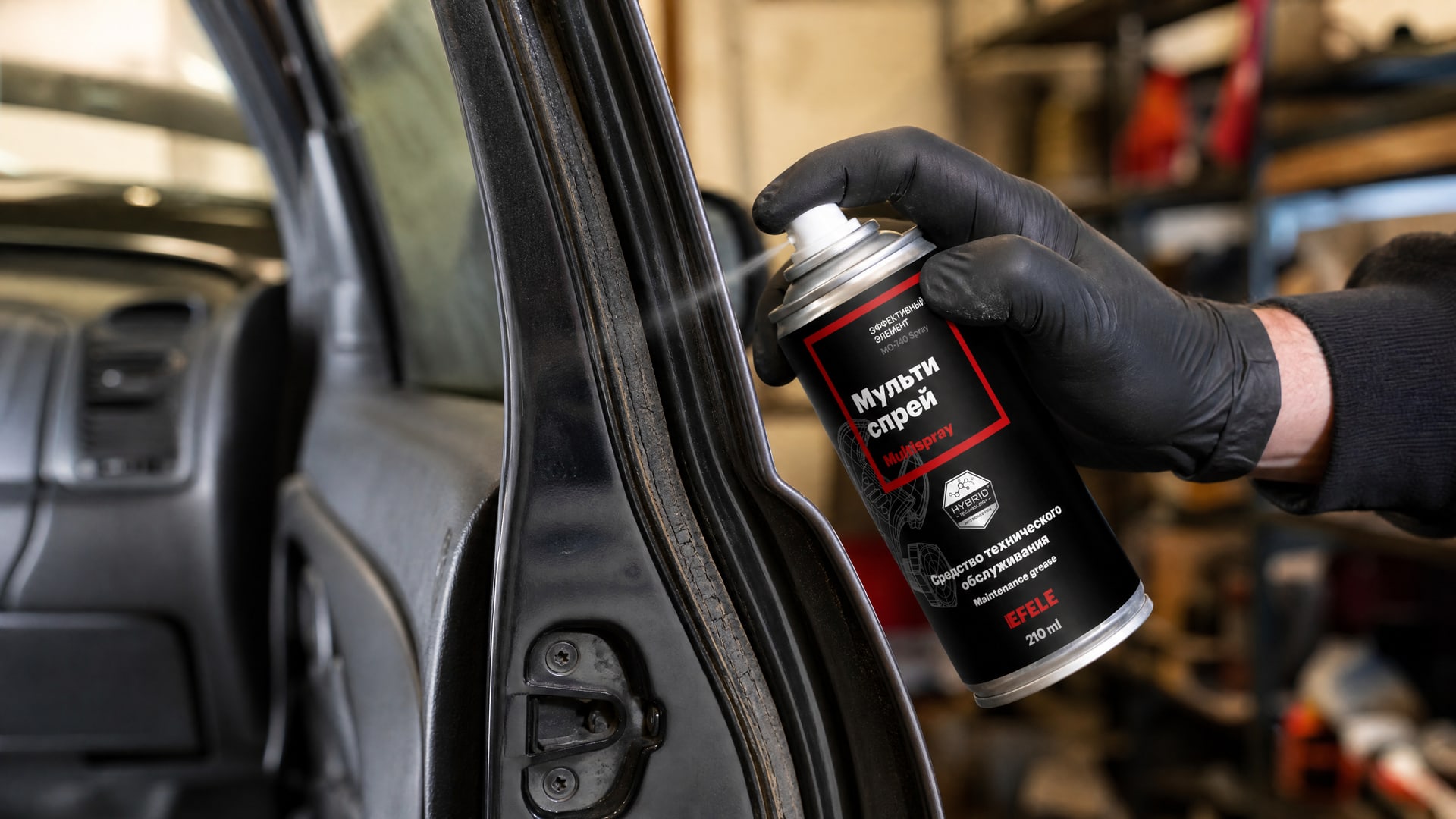 Рука наносит мультиспрей EFELE MO-740 Spray, устраняя скрипы.