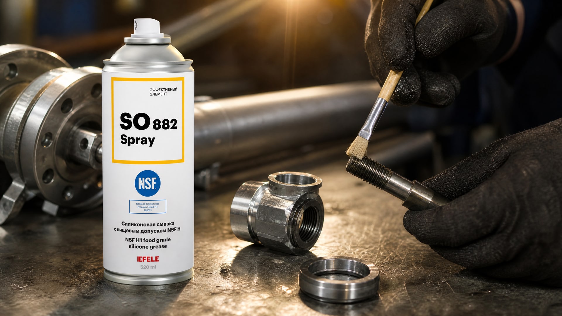 Рука наносит смазку EFELE SO-882 Spray для демонтажа фиксатора.