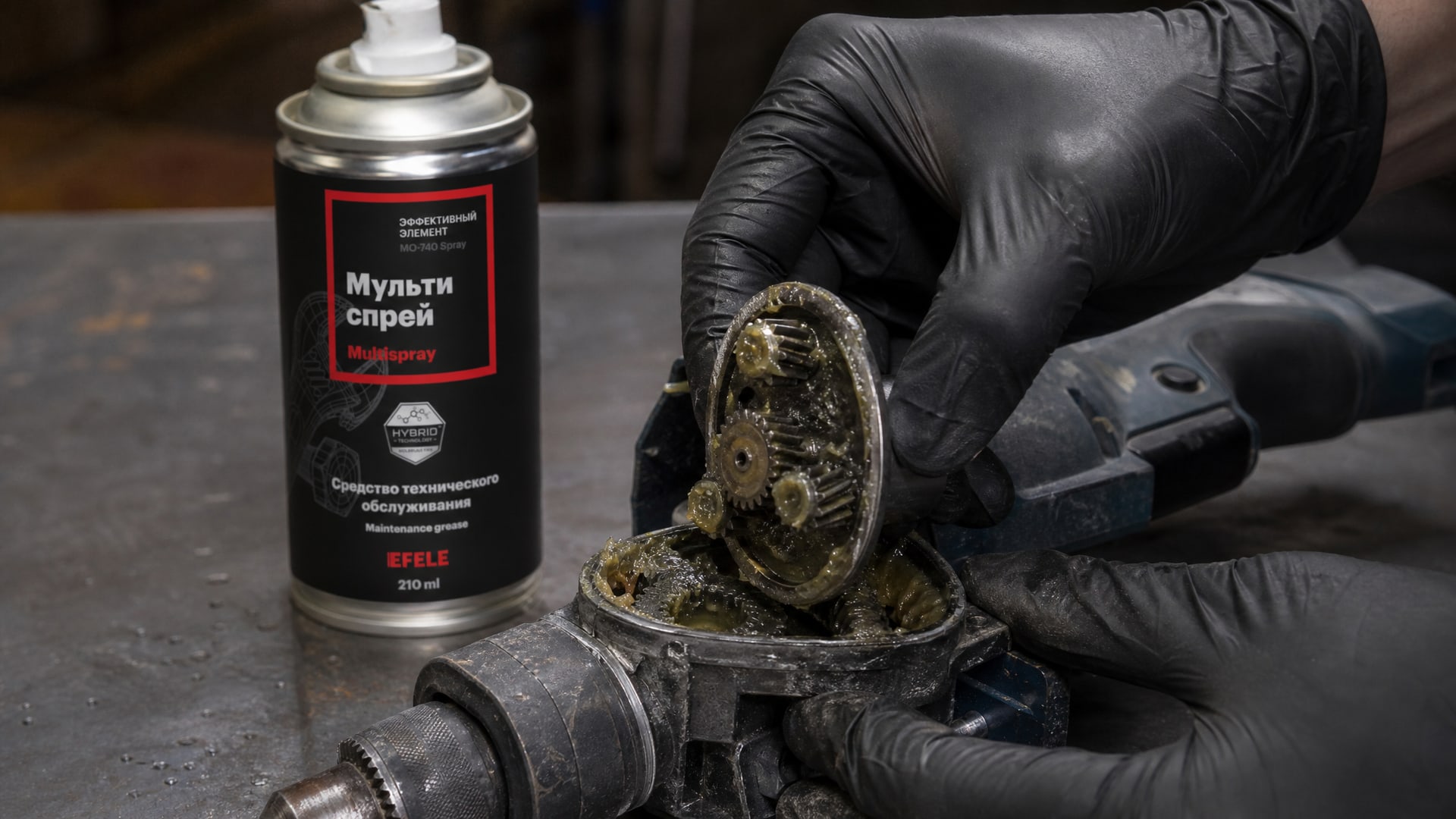 Рука наносит смазку EFELE MO-740 Spray для дрели на механизм.