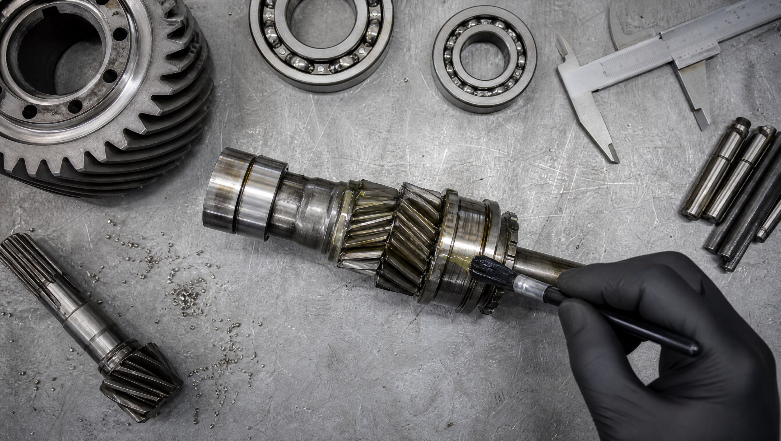 Обработанные детали и инструменты на стальном верстаке