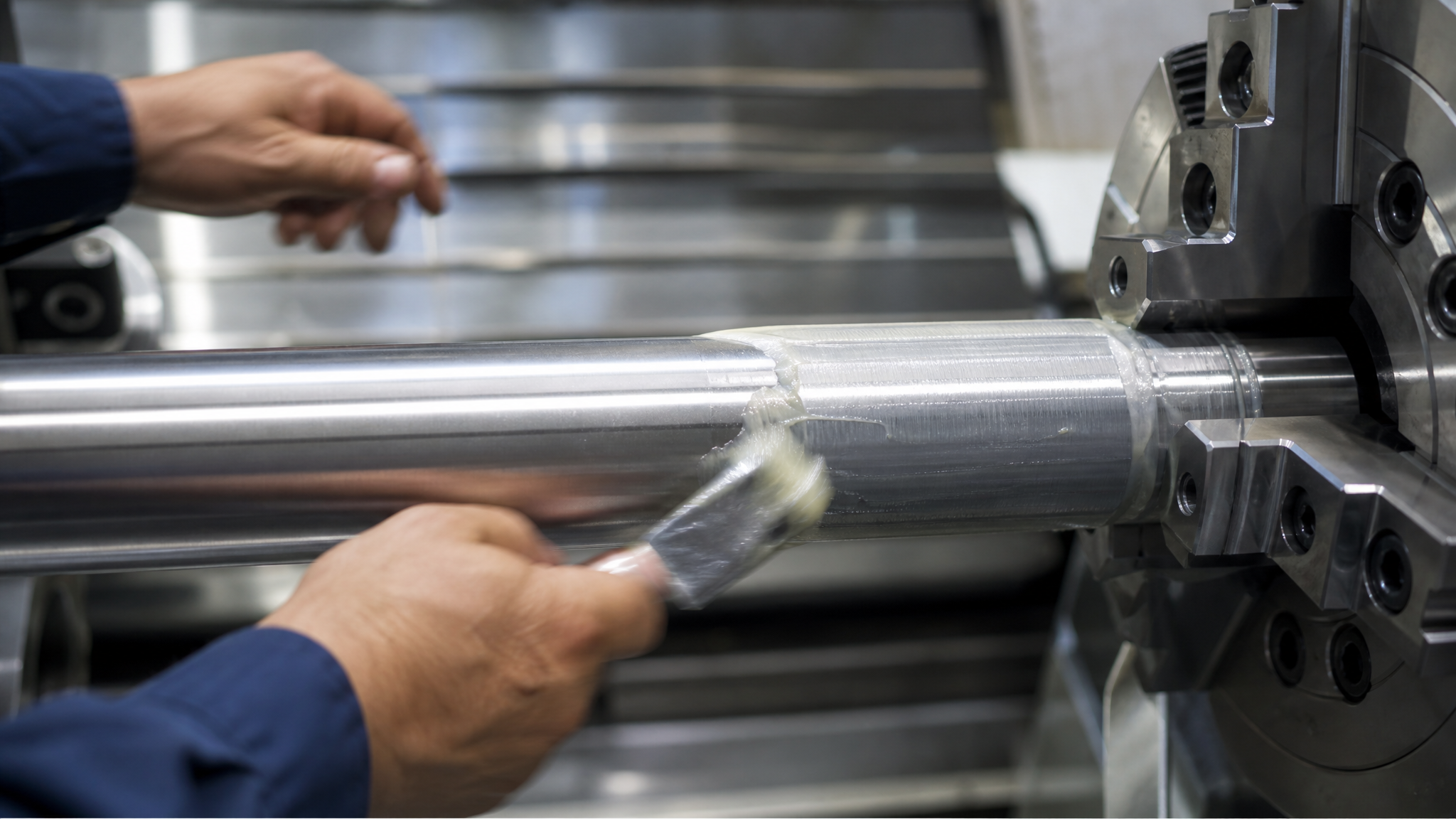 Нанесение смазки для вакуумного насоса с PTFE на вращающийся вал агрегата.