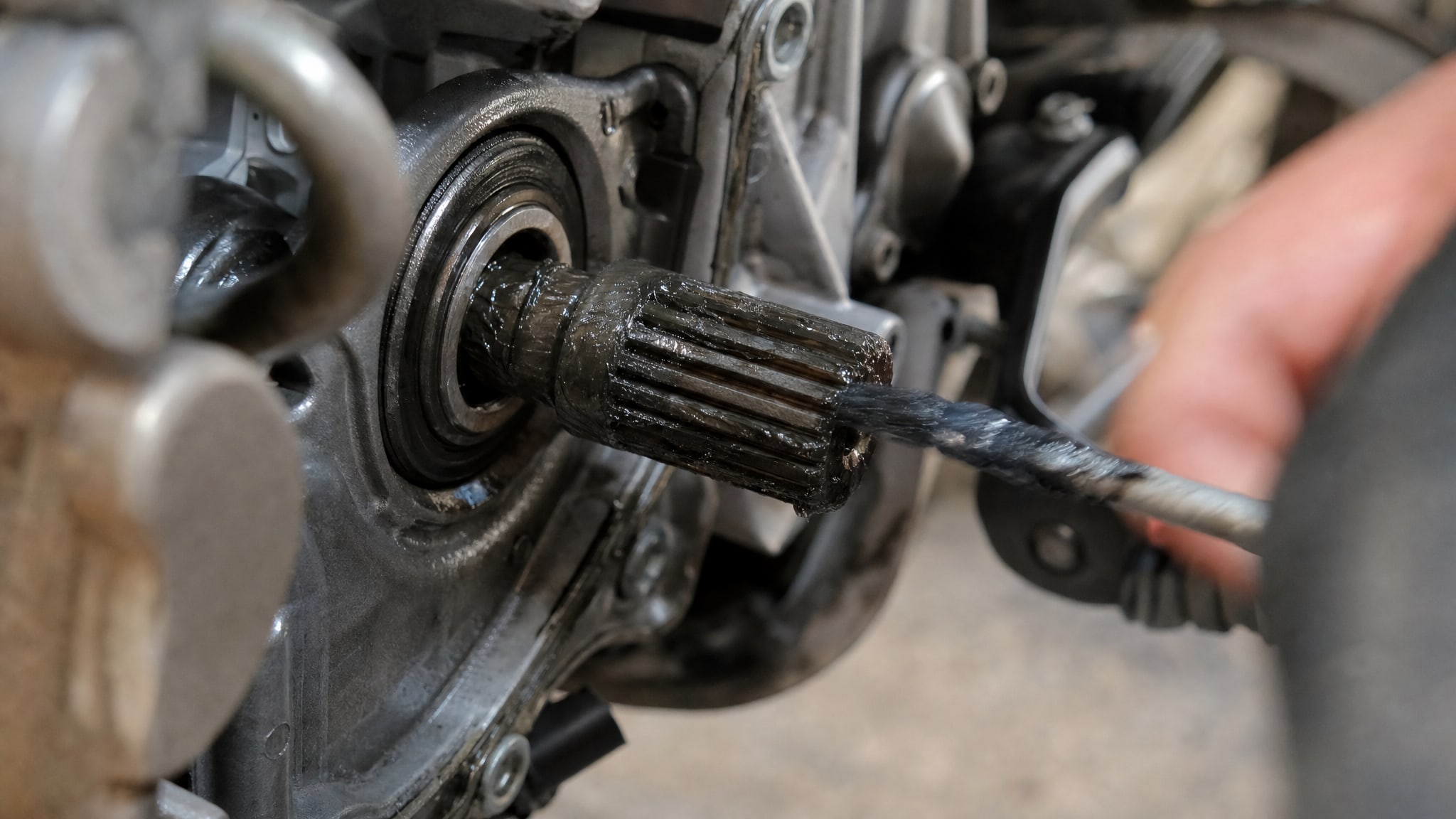 Шлицевое соединение коробки передач мотоцикла, покрытое густой смазкой для шлицевых соединений.