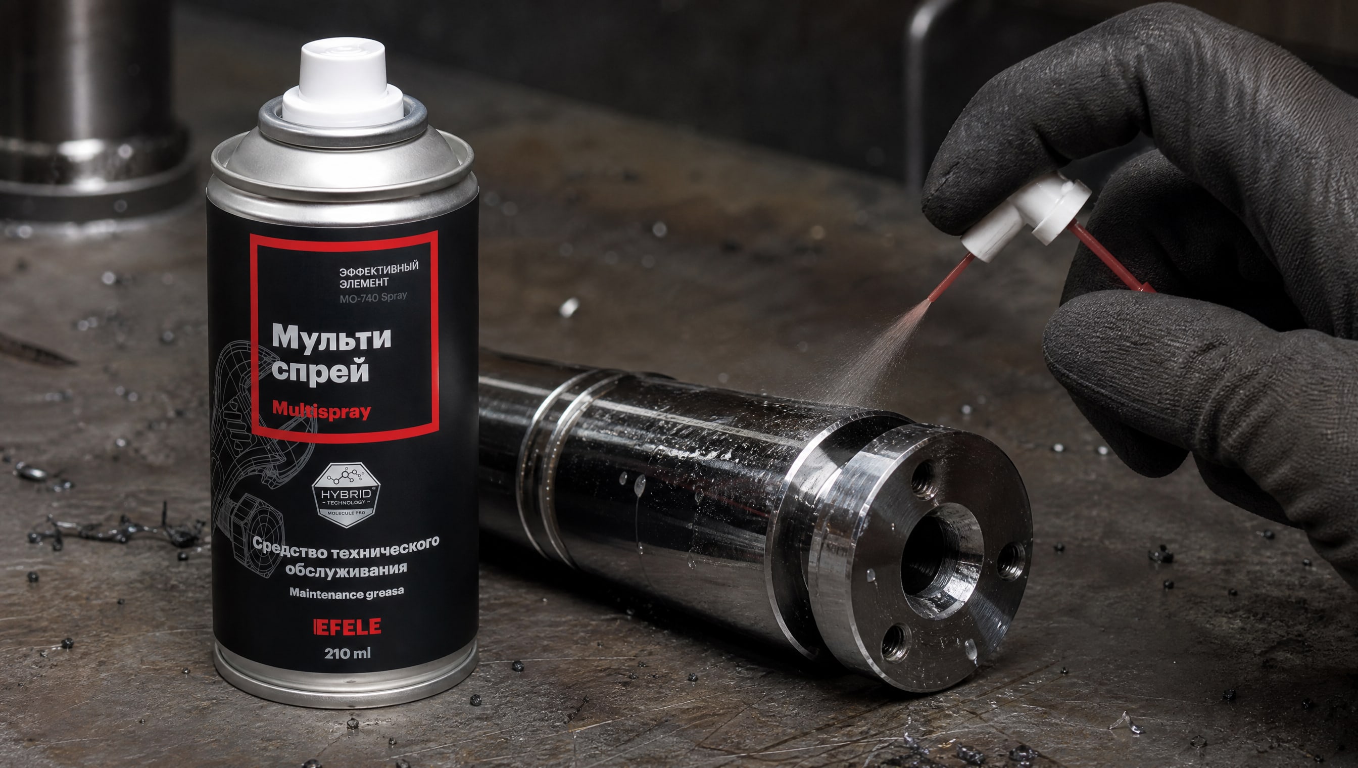 Рука в перчатке наносит EFELE MO-740 Spray для защиты от ржавчины.